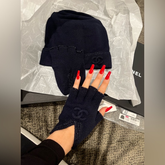 Chanel cashmere gloves and beanie - Picture 2 of 2